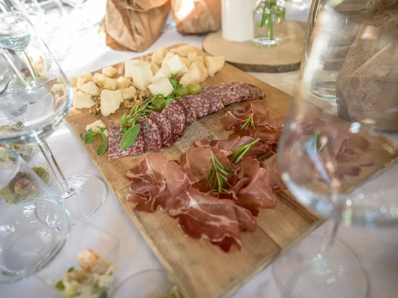 Antonios e Maria a Cascina San Carlo – il salone e la tavola, foto 2