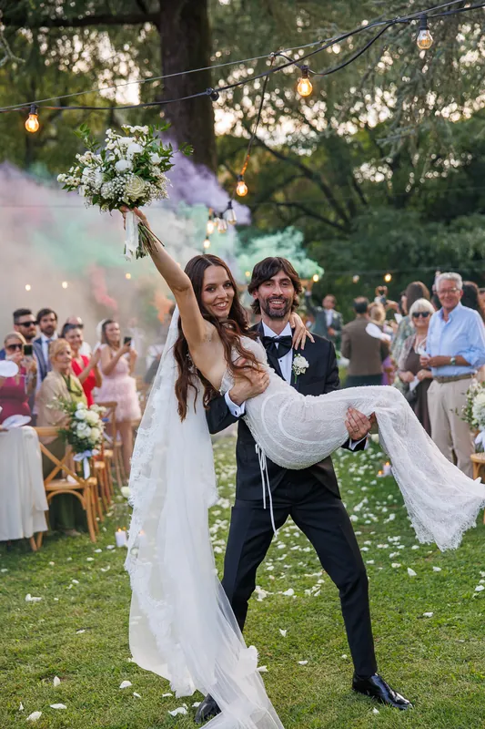 Valeria e Stefano a Castello di Clanezzo – l’uscita tra i fumogeni, foto 3