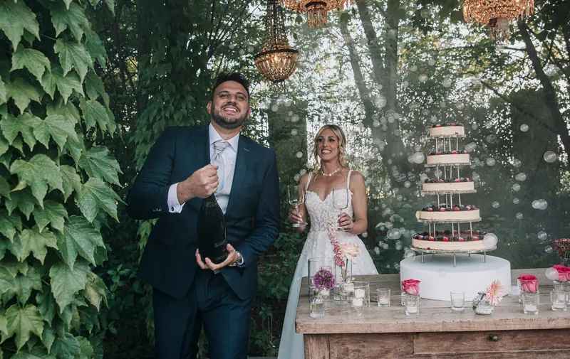 Andrea e Michelle a Corte Piovanelli – torta e bouquet in giardino, foto 2