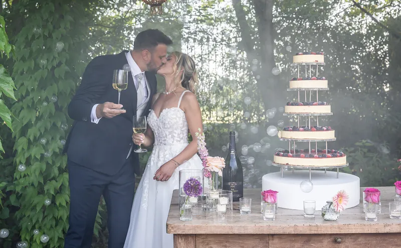 Andrea e Michelle a Corte Piovanelli – torta e bouquet in giardino, foto 3