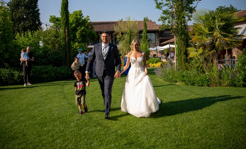 Andrea e Michelle a Corte Piovanelli – torta e bouquet in giardino, foto 5