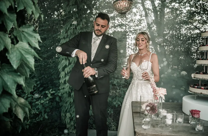 Andrea e Michelle a Corte Piovanelli – torta e bouquet in giardino, foto 6