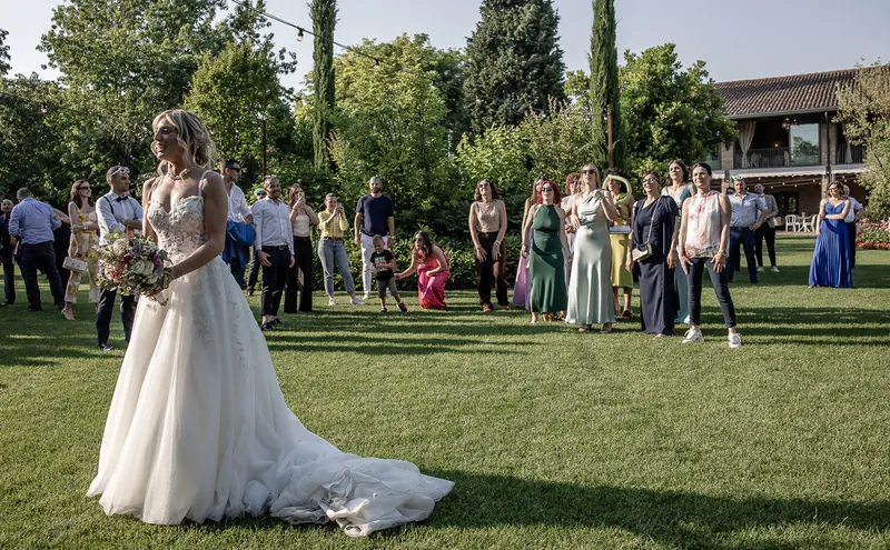 Andrea e Michelle a Corte Piovanelli – torta e bouquet in giardino, foto 7