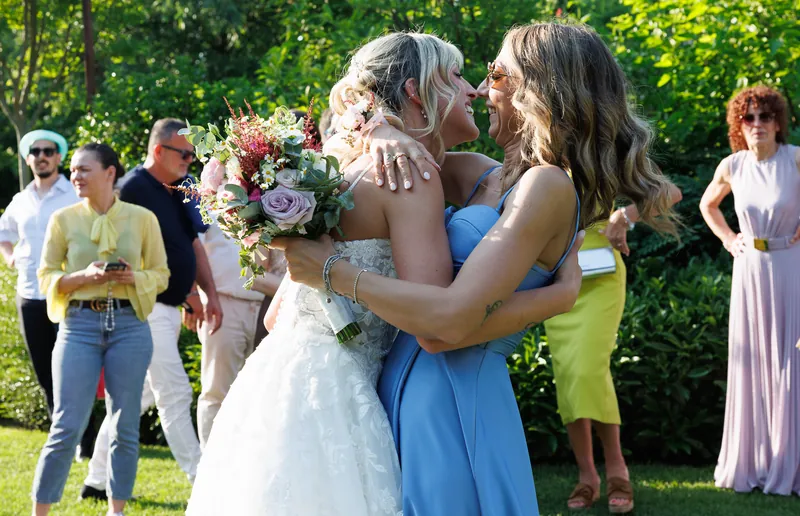 Andrea e Michelle a Corte Piovanelli – torta e bouquet in giardino, foto 8