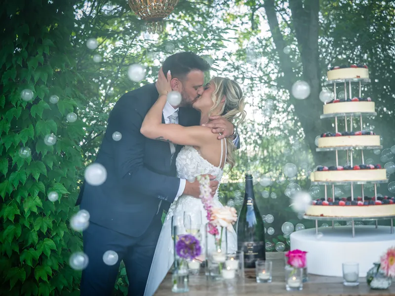 Andrea e Michelle a Corte Piovanelli – torta e bouquet in giardino, foto 9