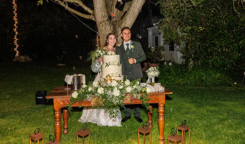 Gloria e Davide a Corte Poli – la torta e il lancio del bouquet, foto 1