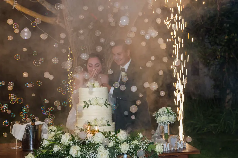 Gloria e Davide a Corte Poli – la torta e il lancio del bouquet, foto 3