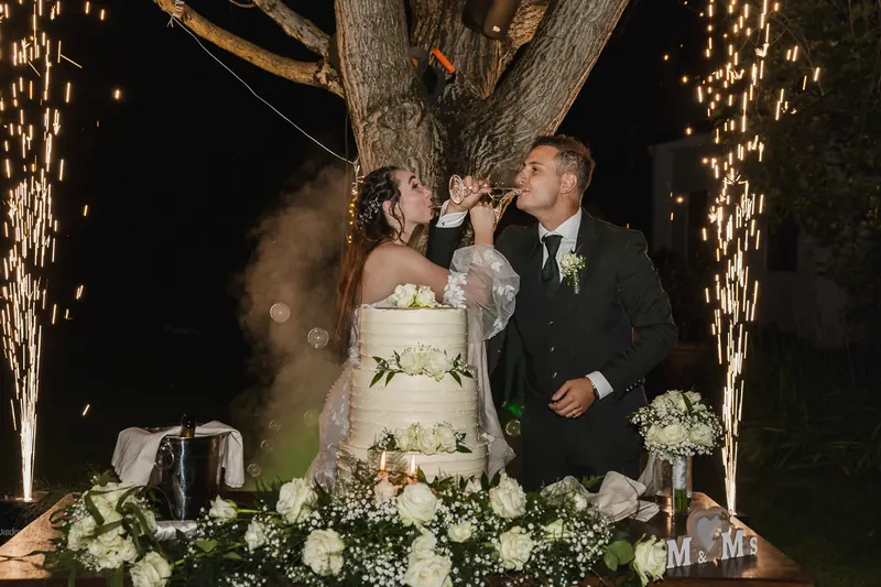 Gloria e Davide a Corte Poli – la torta e il lancio del bouquet, foto 4