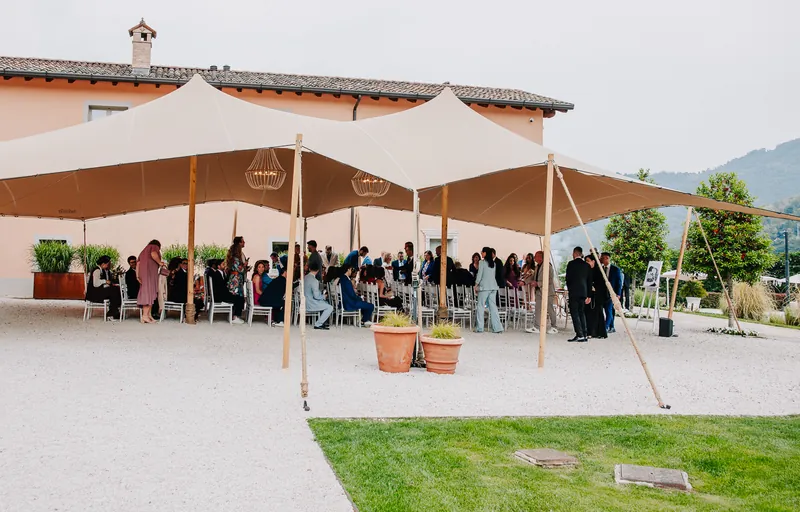Elisa e Fabio a La Corte e il Sogno – il rito sotto la tensostruttura, foto 1