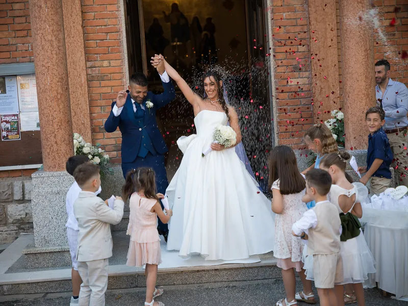 Axana e Mario a La Rocca di Rodengo – l’uscita dalla chiesa, foto 1