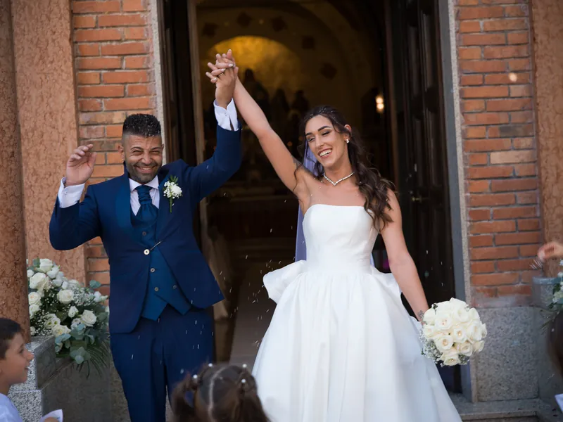 Axana e Mario a La Rocca di Rodengo – l’uscita dalla chiesa, foto 2