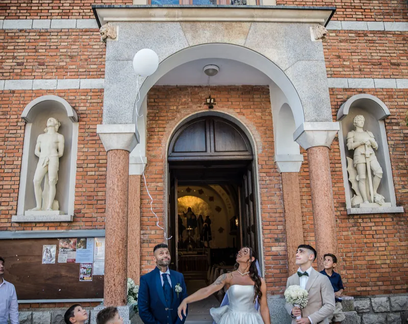 Axana e Mario a La Rocca di Rodengo – l’uscita dalla chiesa, foto 4