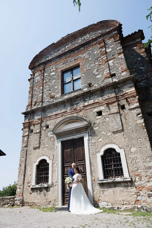 Ioana e Luca a Solive Franciacorta – ritratti alla chiesetta in pietra, foto 2
