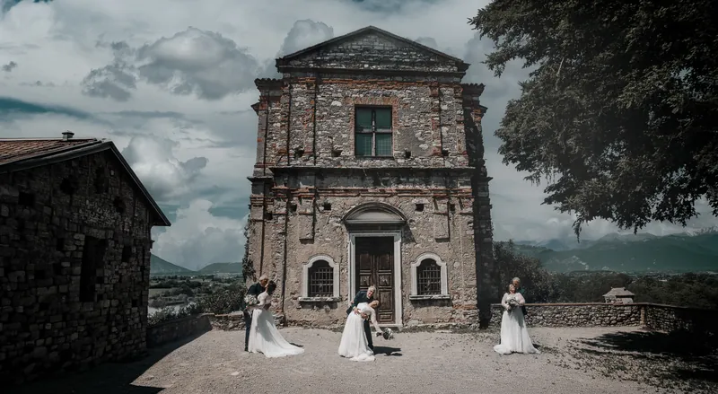 Ioana e Luca a Solive Franciacorta – ritratti alla chiesetta in pietra, foto 10