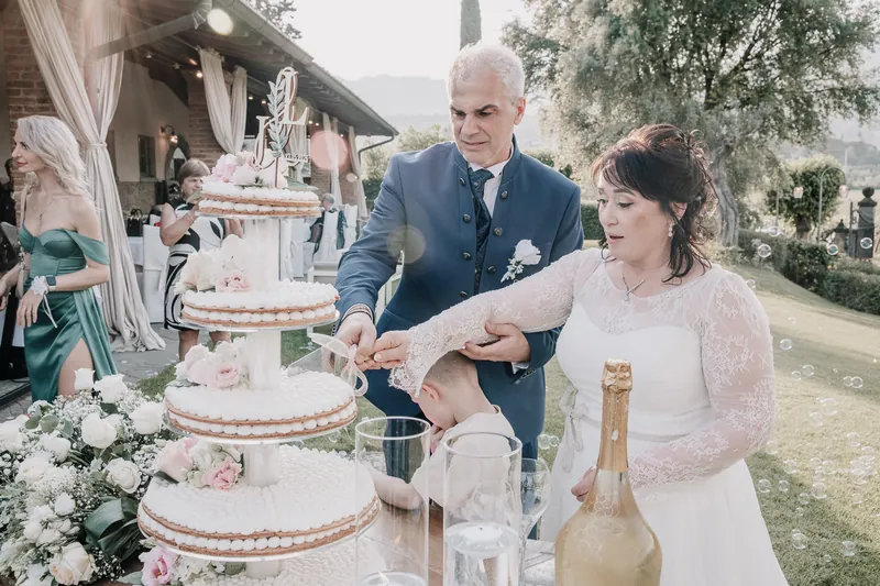 Ioana e Luca a Solive Franciacorta – torta e brindisi sul prato, foto 4