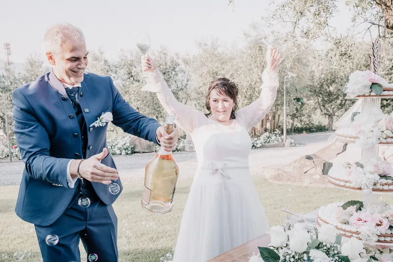 Ioana e Luca a Solive Franciacorta – torta e brindisi sul prato, foto 5