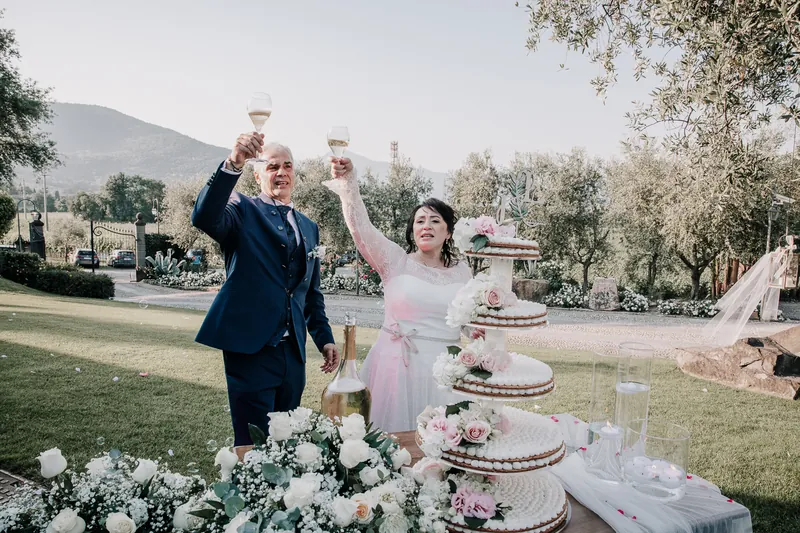 Ioana e Luca a Solive Franciacorta – torta e brindisi sul prato, foto 6