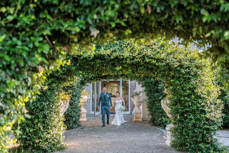 Vanessa e Alex a Villa Adele – l’uscita sotto l’arco verde, foto 1