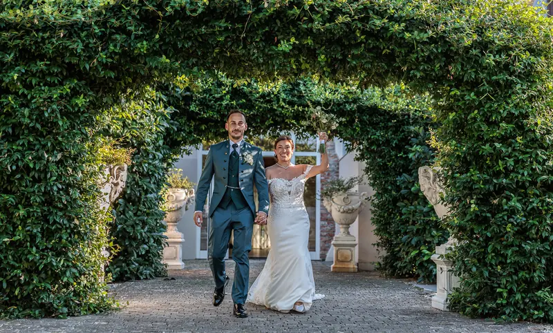 Vanessa e Alex a Villa Adele – l’uscita sotto l’arco verde, foto 2