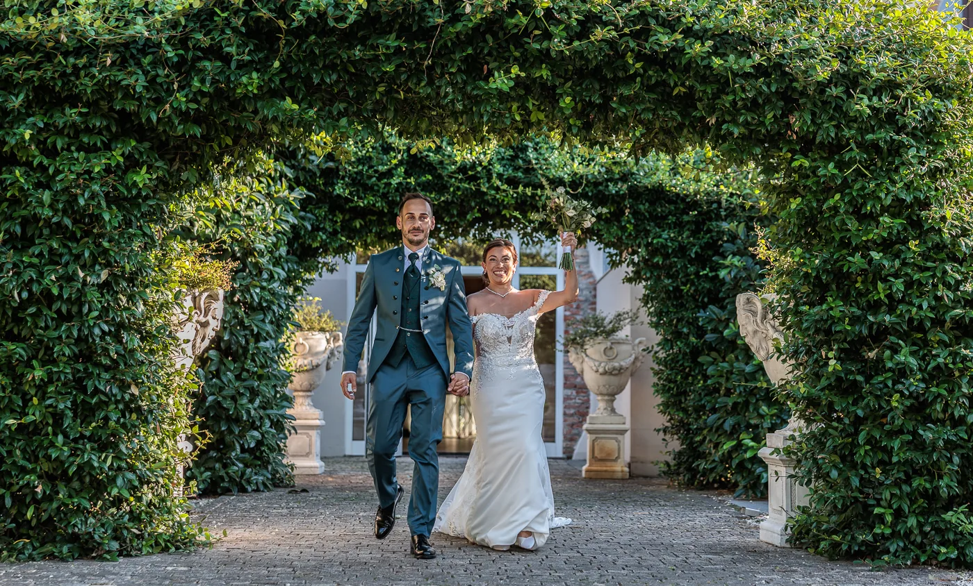Vanessa e Alex sotto il tunnel di verde di Villa Adele