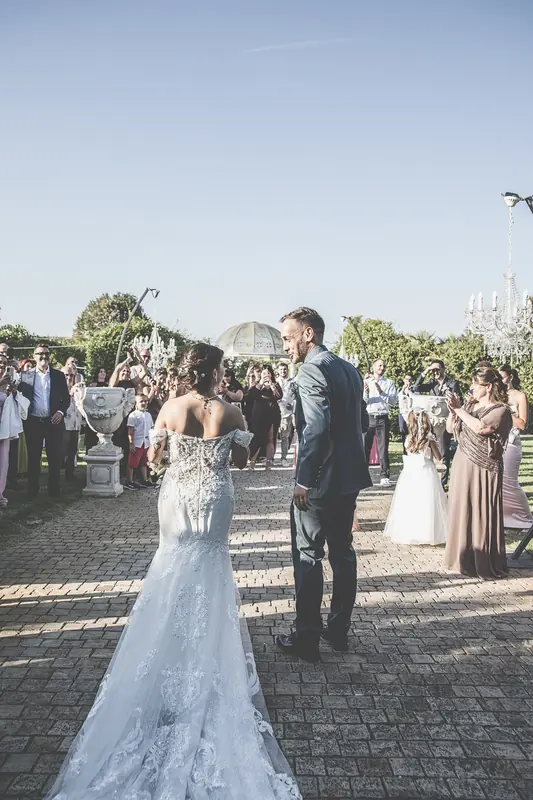 Vanessa e Alex a Villa Adele – l’uscita sotto l’arco verde, foto 7