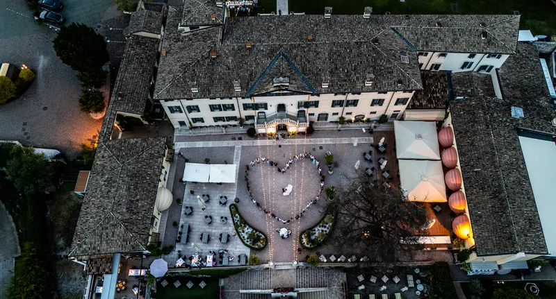 Ambra e Giuseppe a Villa Cariola – la torta sotto le luci, foto 1
