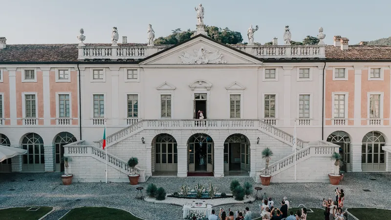 Marina e Federico a Villa Fenaroli – la torta in cortile, foto 2