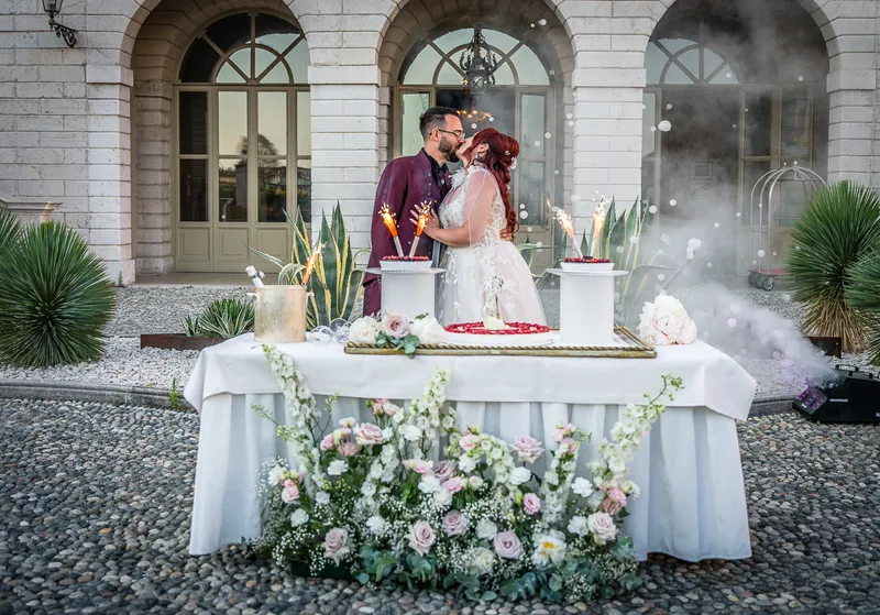 Marina e Federico a Villa Fenaroli – la torta in cortile, foto 4