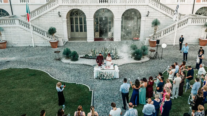 Marina e Federico a Villa Fenaroli – la torta in cortile, foto 7