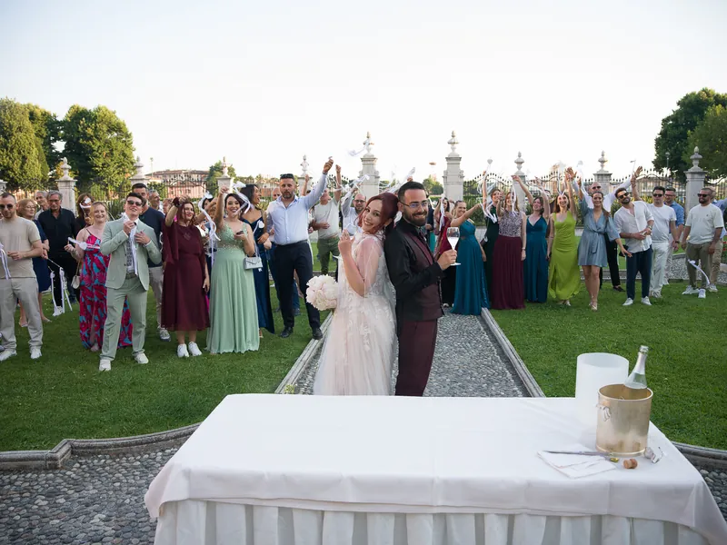 Marina e Federico a Villa Fenaroli – la torta in cortile, foto 9