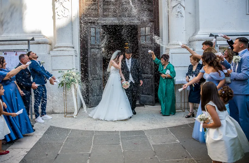 Miriam e Antonino a Villa Fenaroli – l’uscita dalla chiesa, foto 2
