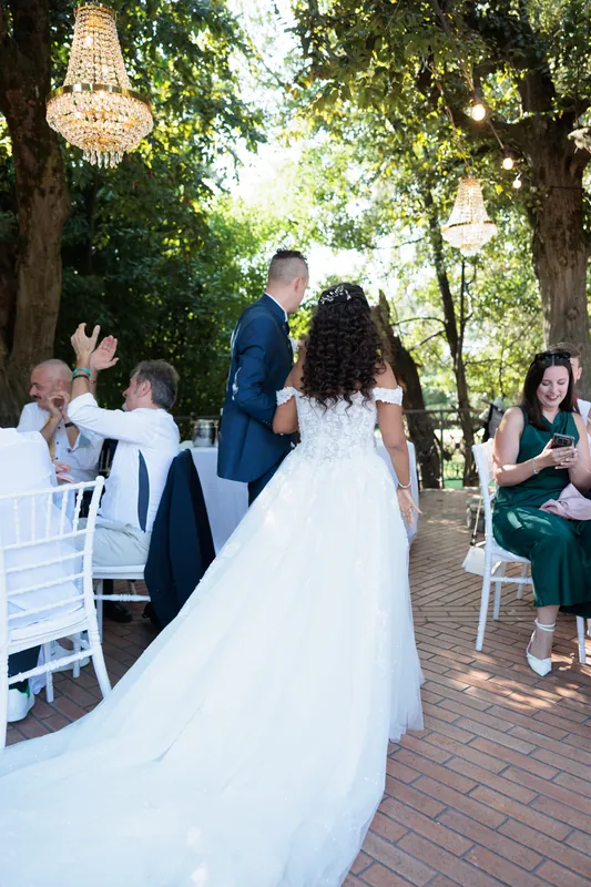 Yesmina e Alessandro a Villa Malliana – il ricevimento sotto gli alberi, foto 3