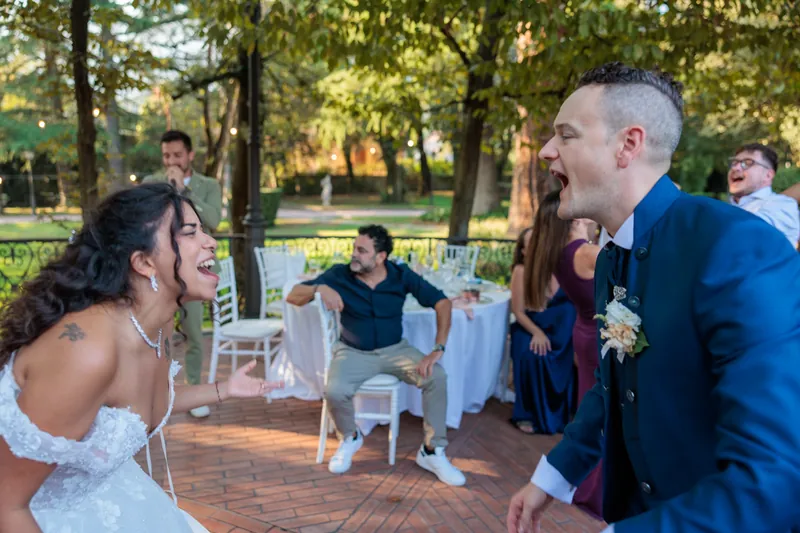 Yesmina e Alessandro a Villa Malliana – il ricevimento sotto gli alberi, foto 9