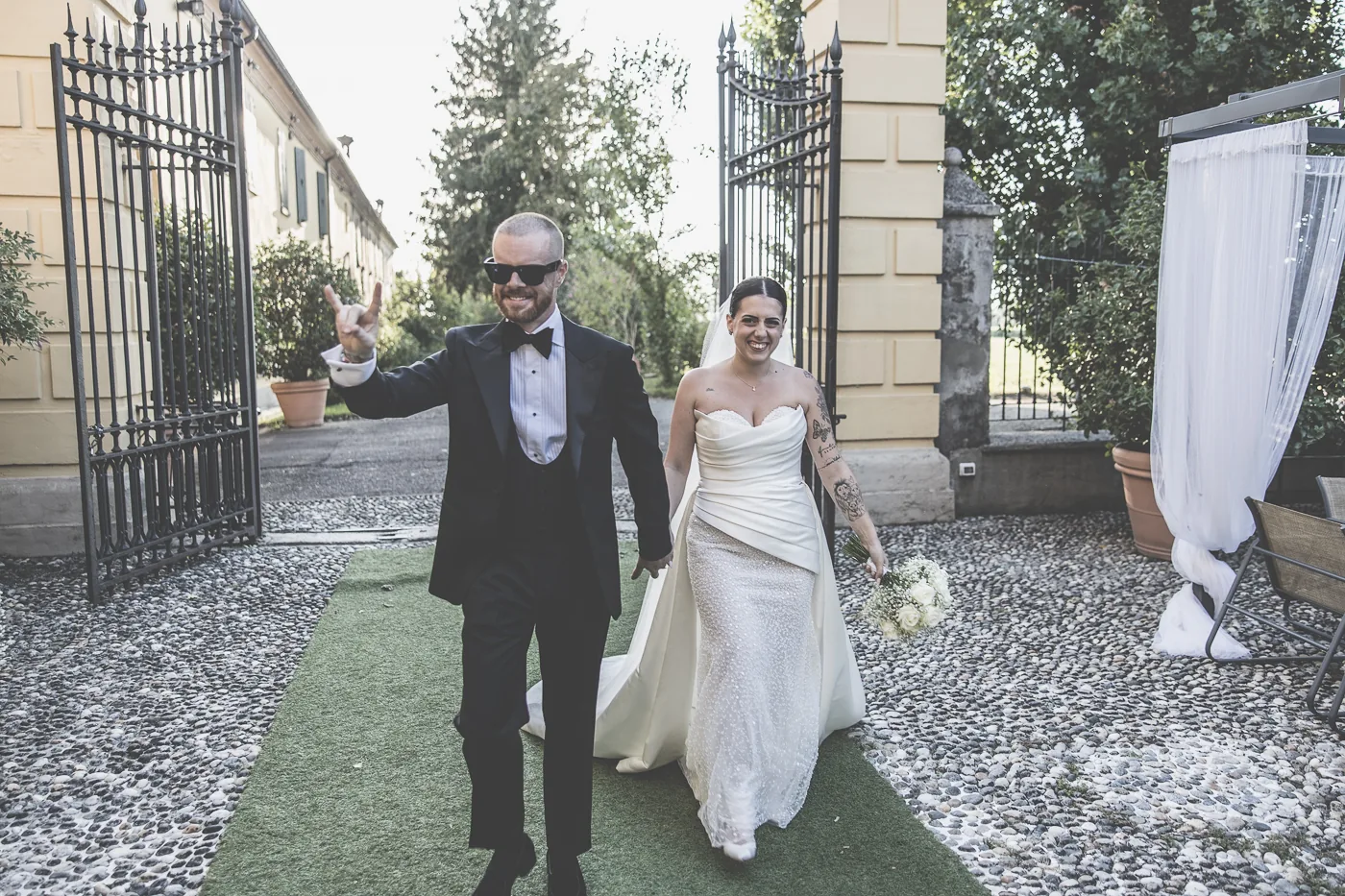 Fabiana e Nicola nel cortile di Villa Toscanini