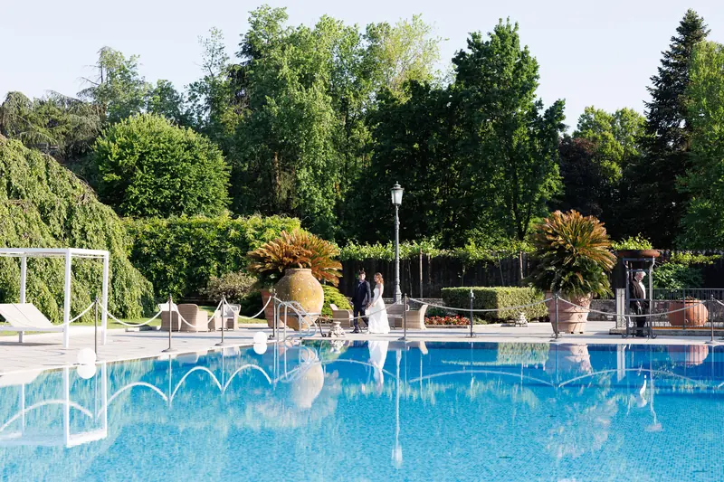 Elena e Dylan a Villa Valenca – la torta a bordo piscina, foto 1