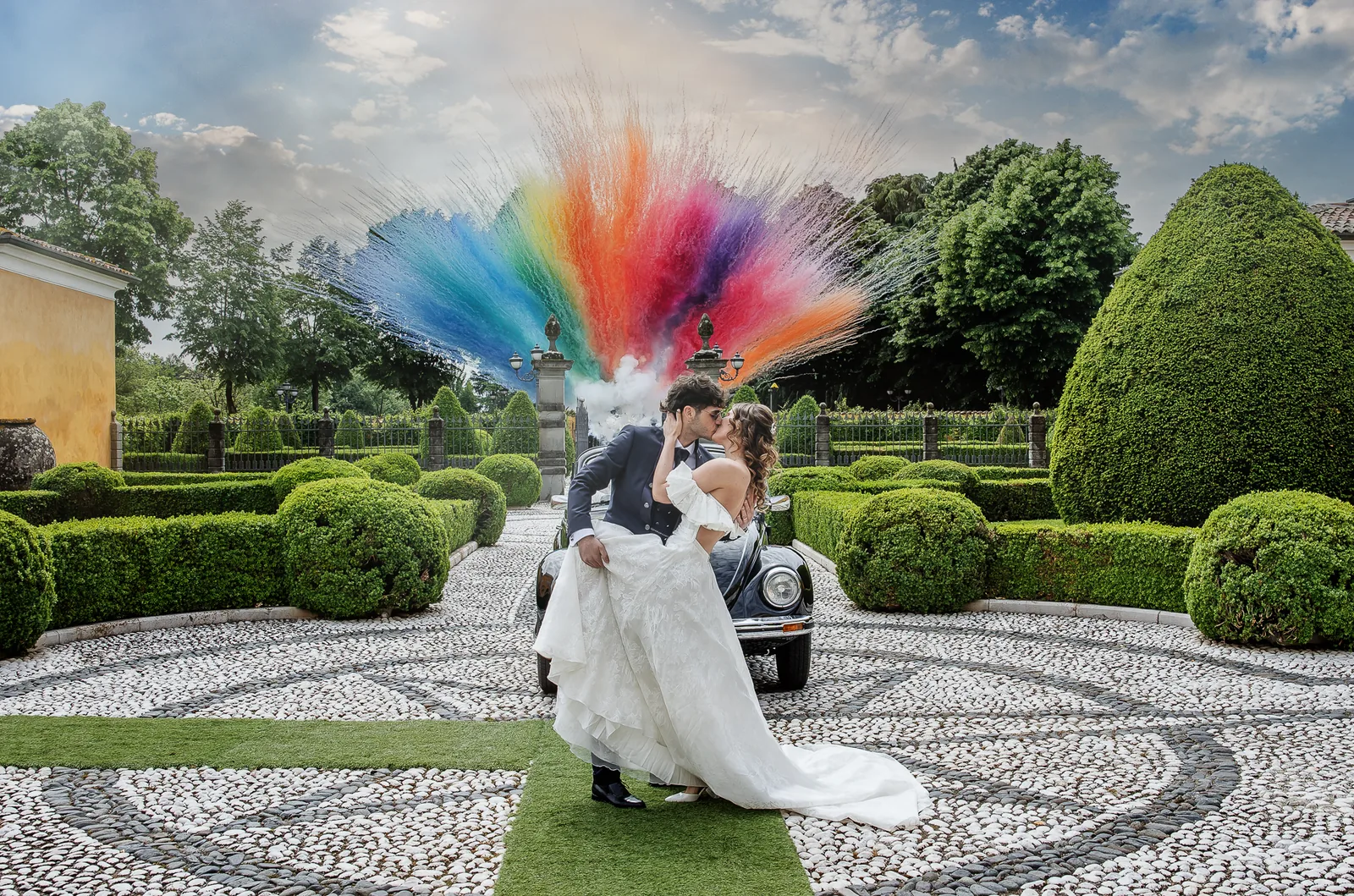 Elena e Dylan con i fumogeni colorati e il Maggiolino d’epoca nel cortile di Villa Valenca