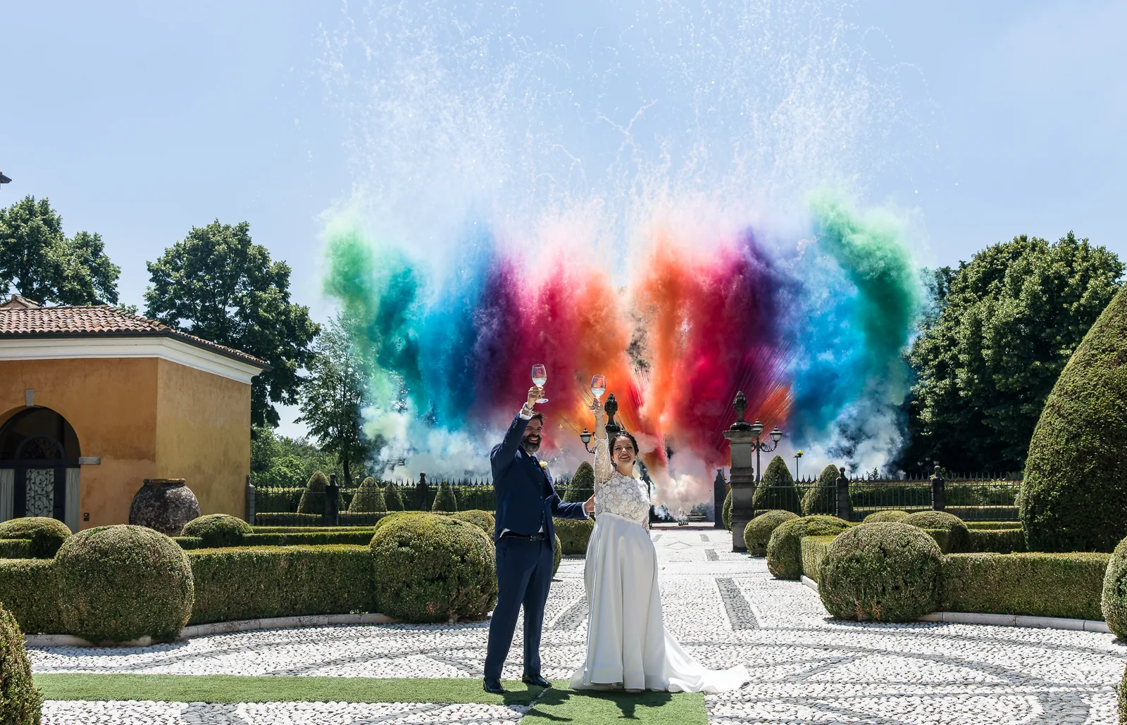 Gerta e Luca tra i fumogeni colorati davanti al cancello di Villa Valenca
