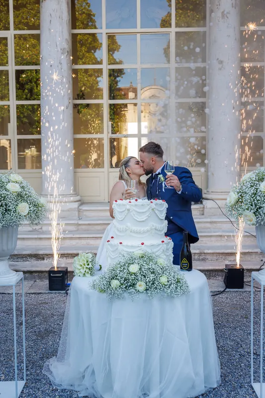 Josephine e Alex a Villa Zaccaria – confettata e torta nel cortile, foto 11