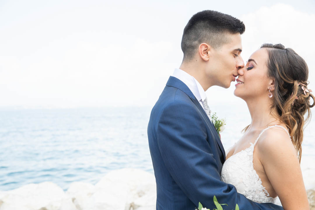 Desenzano del Garda bacio sposi By Innamorati