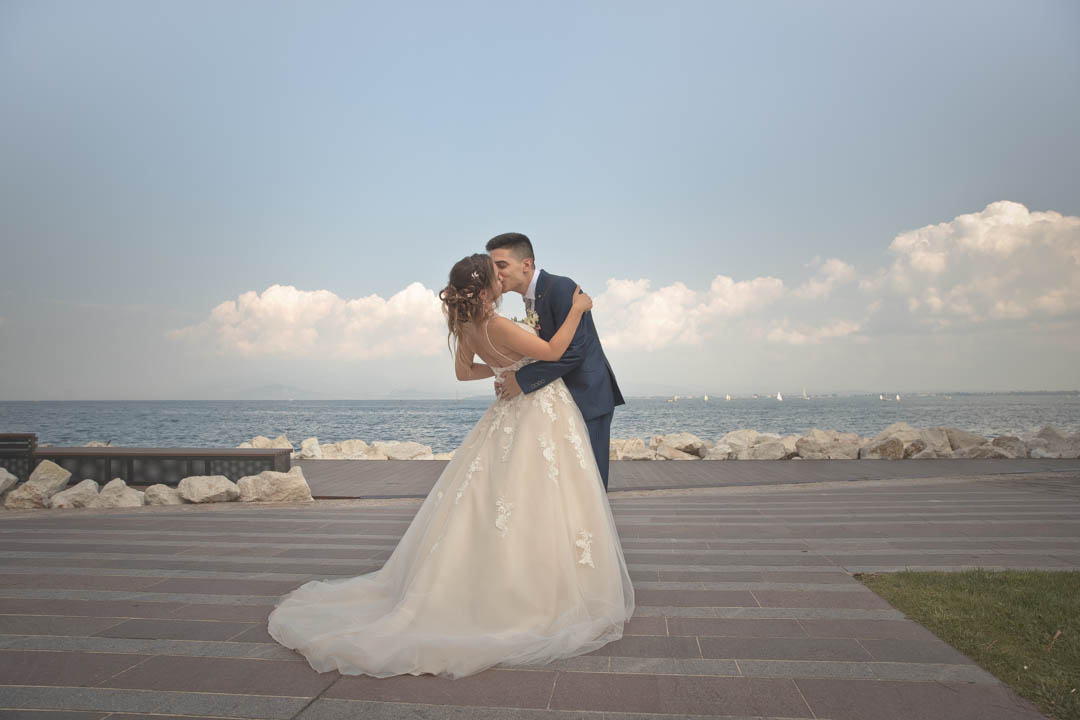 Desenzano del Garda bacio sposi By Innamorati