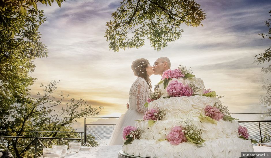 sposi con torta